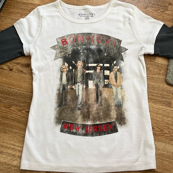 Last call! Donation bound. 
Bon Jovi Size Medium Long Sleeve Tee ** - Picture 1 of 7